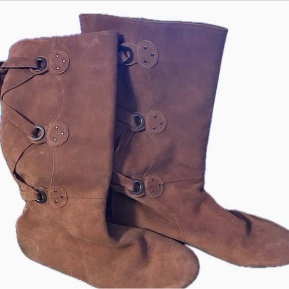 Michelle D, Stylish Brown Suede Boots - Picture 6 of 7